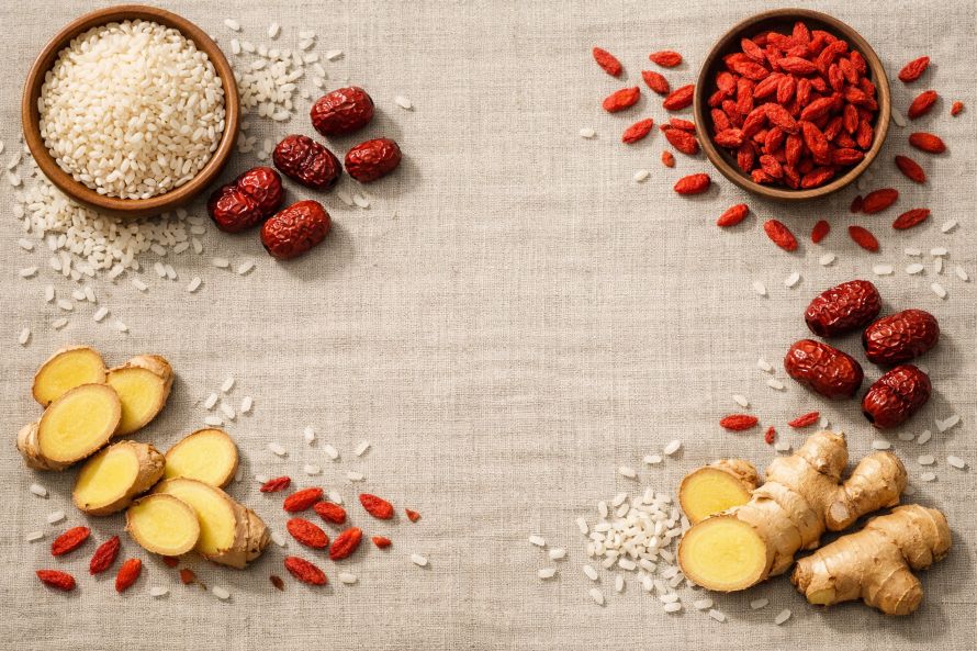 Miska s ryžovou kašou Congee a ingredienciami