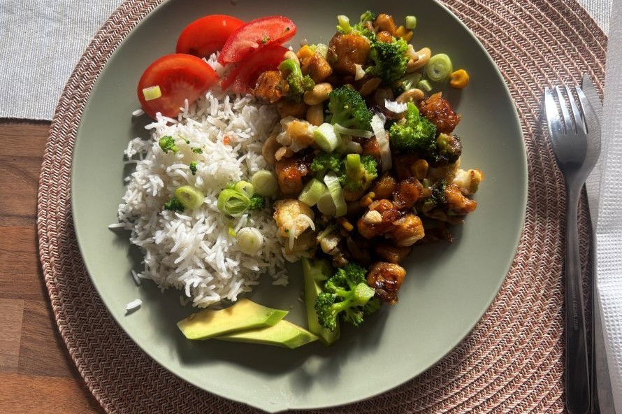 Tofu s kešu na tanieri