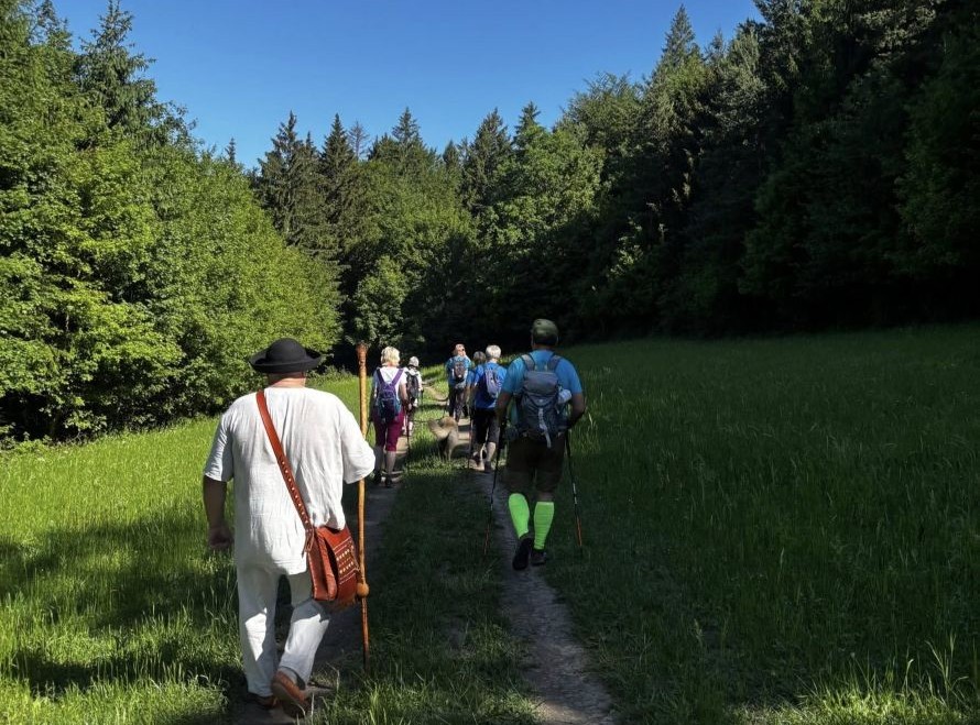 Turisti kráčajúci pod Veľkým Manínom