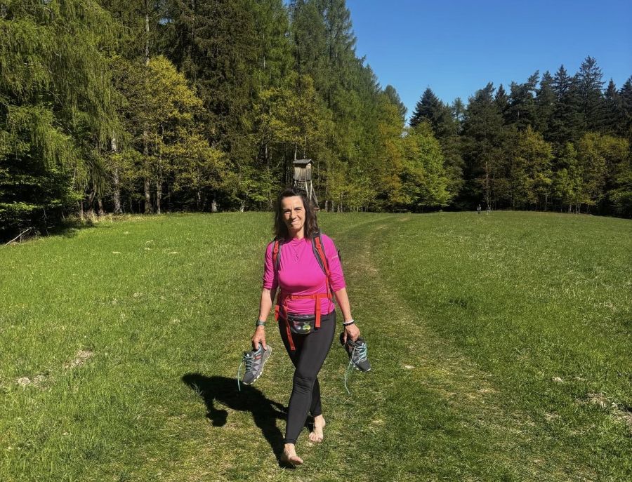 Žena na boso v prírode